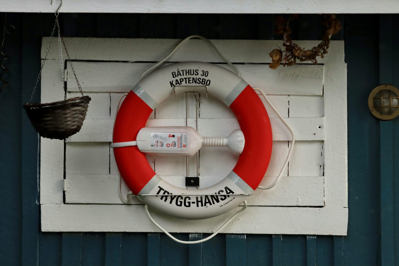 Bouée de sauvetage accrochée à un mur, symbole de sécurisation d’un retour d’arrêt après burnout, période délicate tant pour l'individu que pour l'entreprise